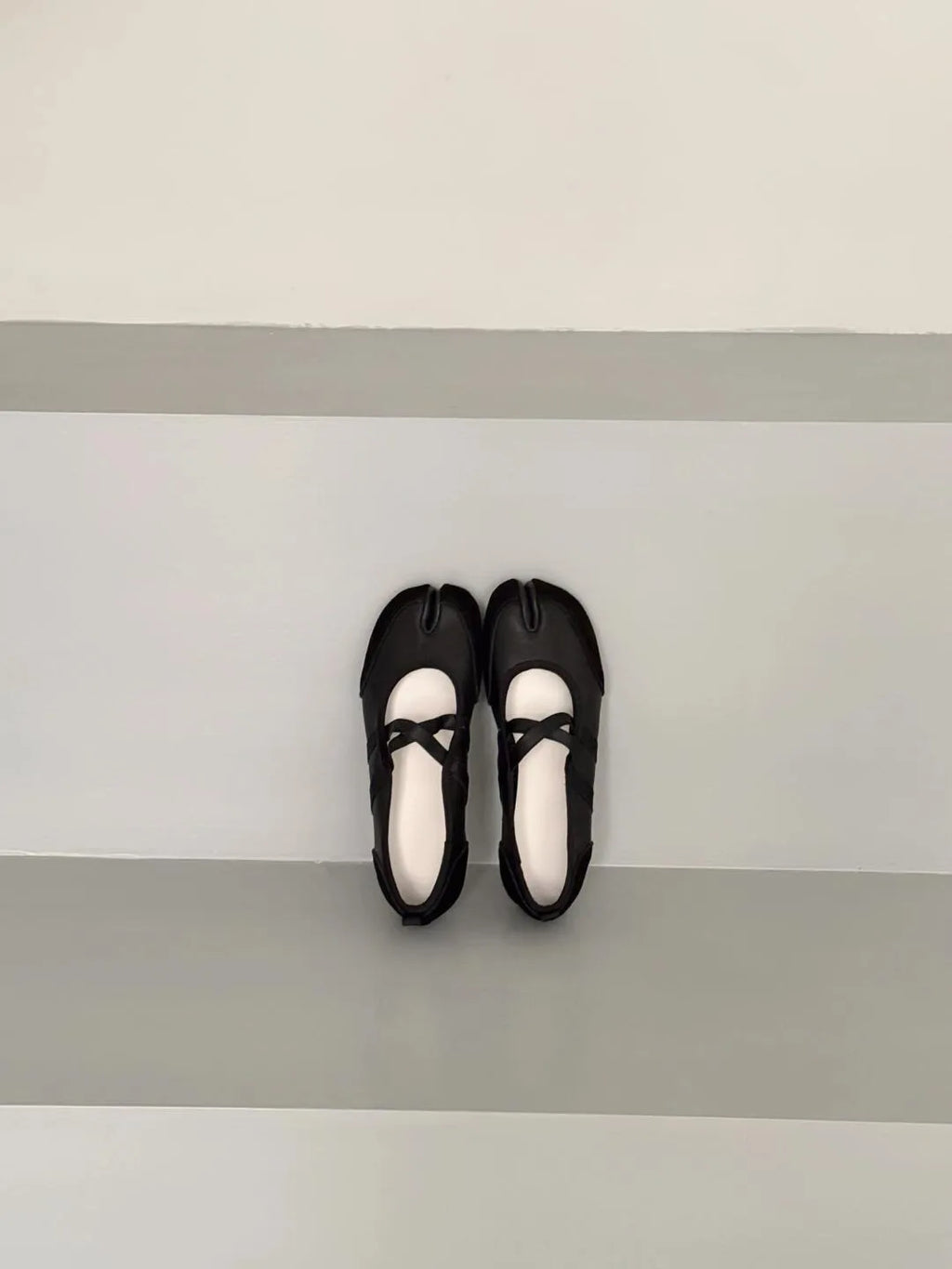 Novelty Split Toe Flat Shoes Woman Quality Leather Mary Janes Japanese Style Trotters Flats Ankle Bele Tabi Ninja Loafers Women