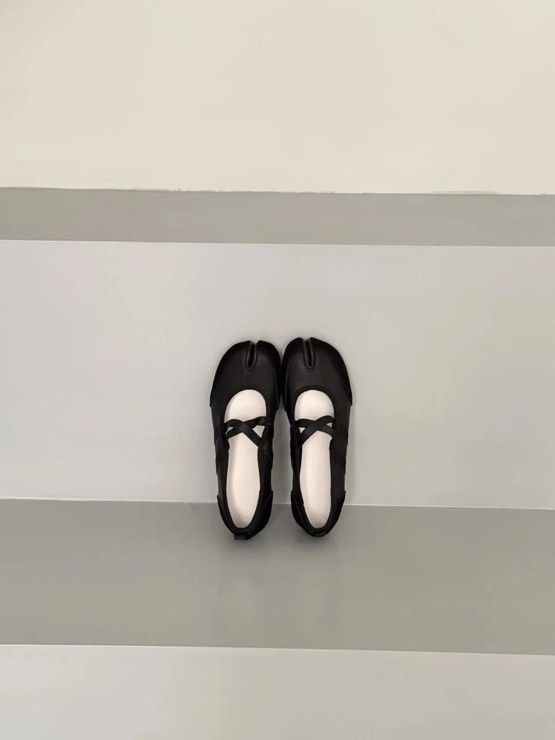 Novelty Split Toe Flat Shoes Woman Quality Leather Mary Janes Japanese Style Trotters Flats Ankle Bele Tabi Ninja Loafers Women