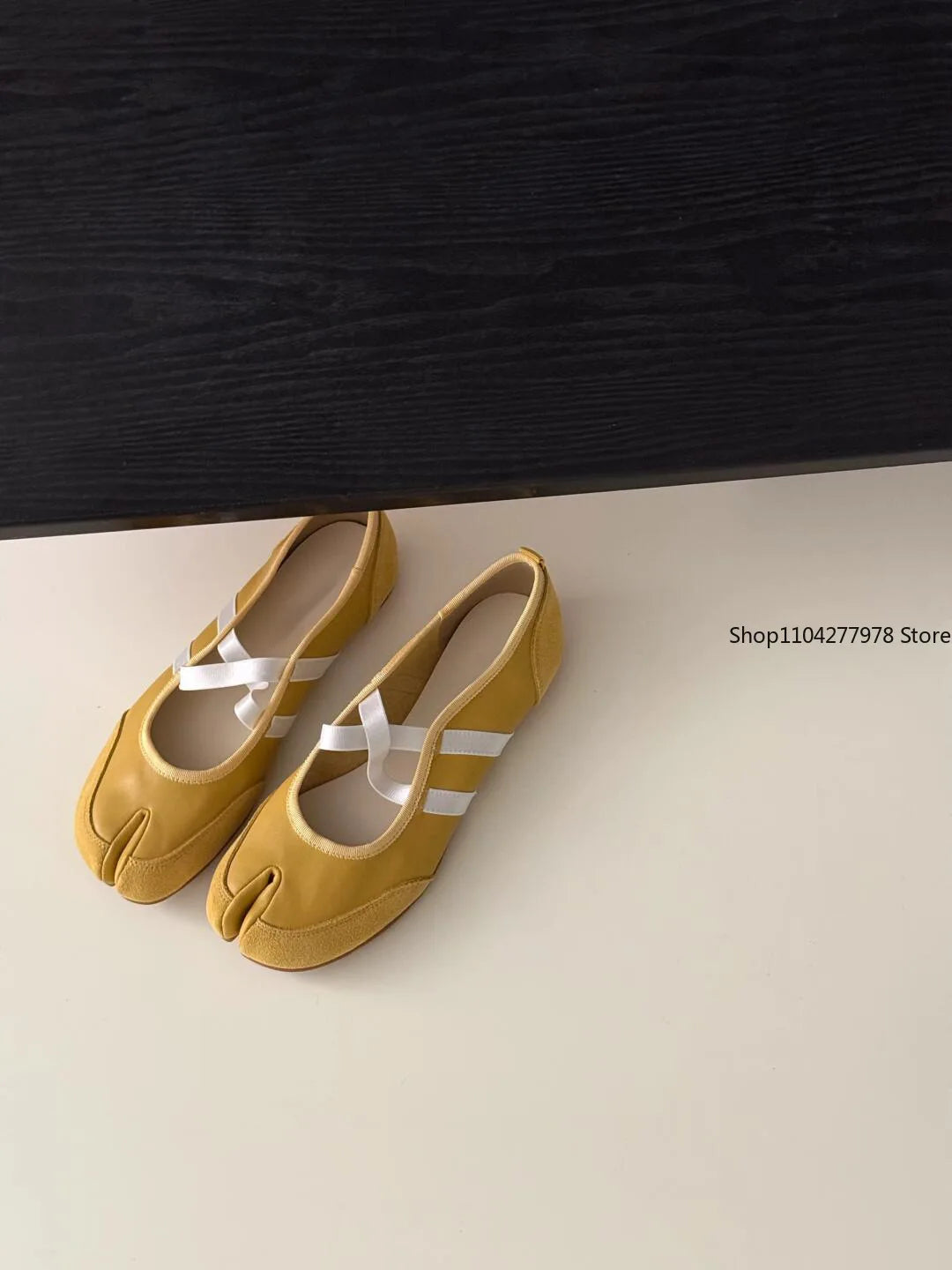 Novelty Split Toe Flat Shoes Woman Quality Leather Mary Janes Japanese Style Trotters Flats Ankle Bele Tabi Ninja Loafers Women