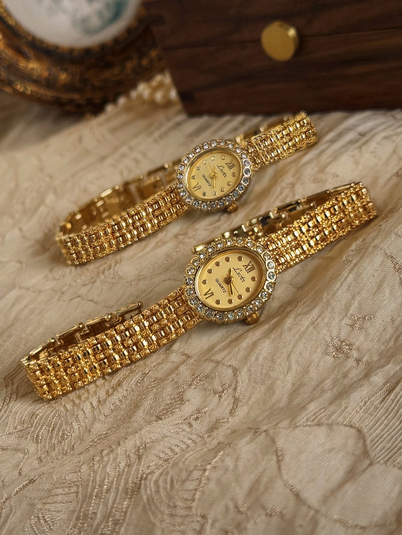1 Piece of New Gold-Colored French Vintage-Style Women's Watch with Rhinestone-Encrusted Oval Dial, Fashionable, Elegant, Unique and Stylish, Simple Casual Style with Roman Numeral Dial, Zirconia Decoration, Suitable for Dail