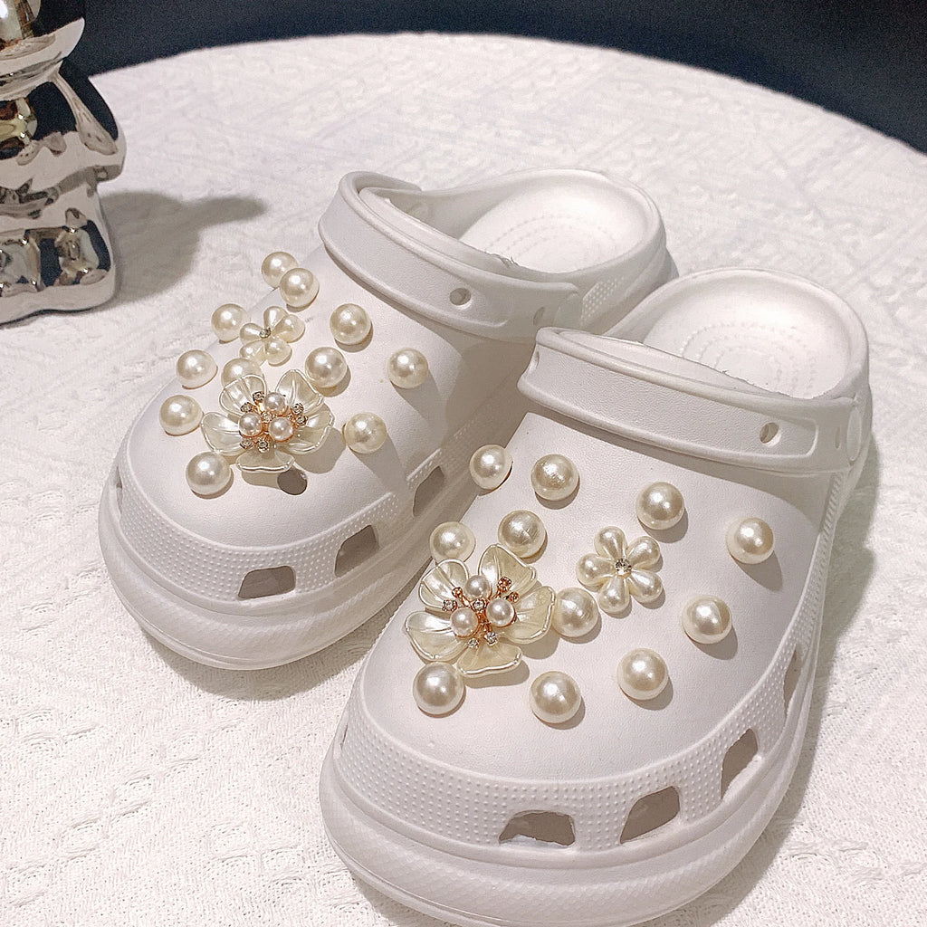 26/28Pcs Crocs Accessories White Five-Leaf Flower White Rhinestone Chain White Pearls and Other Suitable for Crocs Decorative Accessories, Ornaments Can Be Used as Gifts