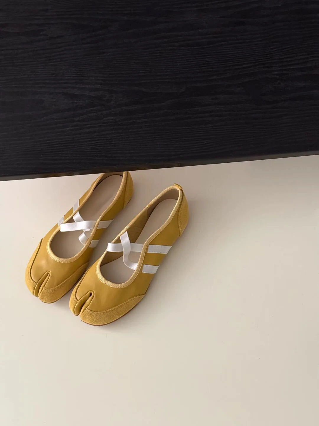 Novelty Split Toe Flat Shoes Woman Quality Leather Mary Janes Japanese Style Trotters Flats Ankle Bele Tabi Ninja Loafers Women