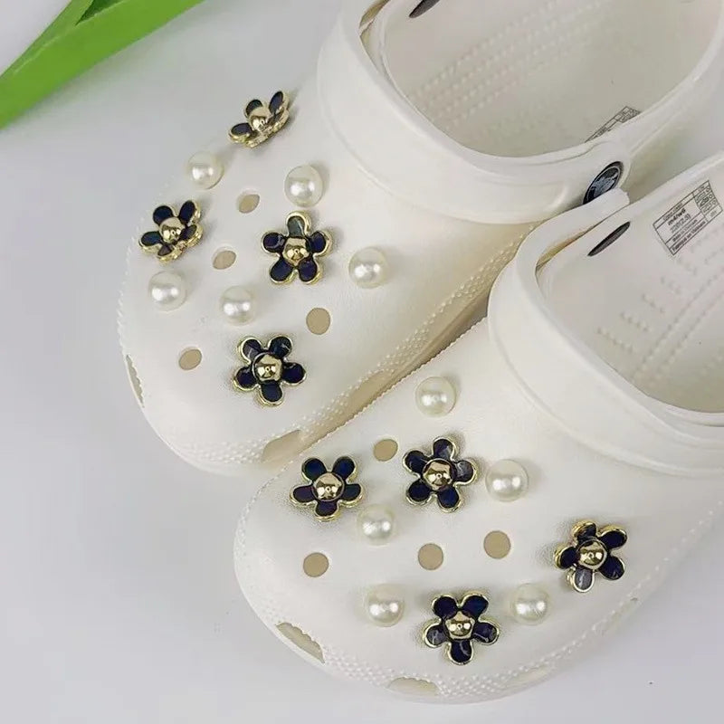 18PCS Fashion Shoe Charms Set Accessories Hole Shoe Buckle Black White Pink Flower Pearl DIY 3D Shoes Decorations for Bogg Bag