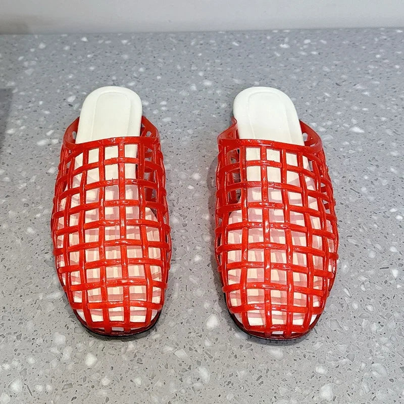 New 2025 Closed Toe Women Plastics Jelly Mules Hollow Outs Flat Bottom Lazy Slipper Ladies Summer Seaside Vacation Beach Shoes