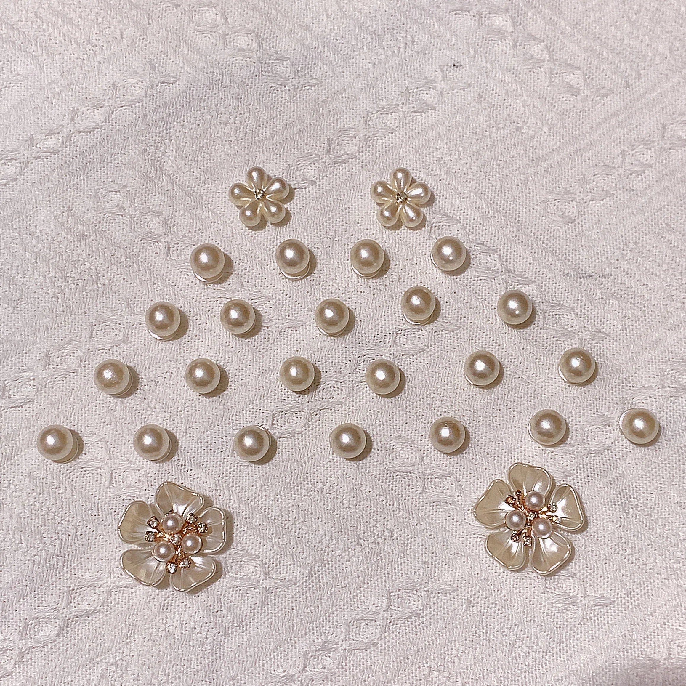 26/28Pcs Crocs Accessories White Five-Leaf Flower White Rhinestone Chain White Pearls and Other Suitable for Crocs Decorative Accessories, Ornaments Can Be Used as Gifts