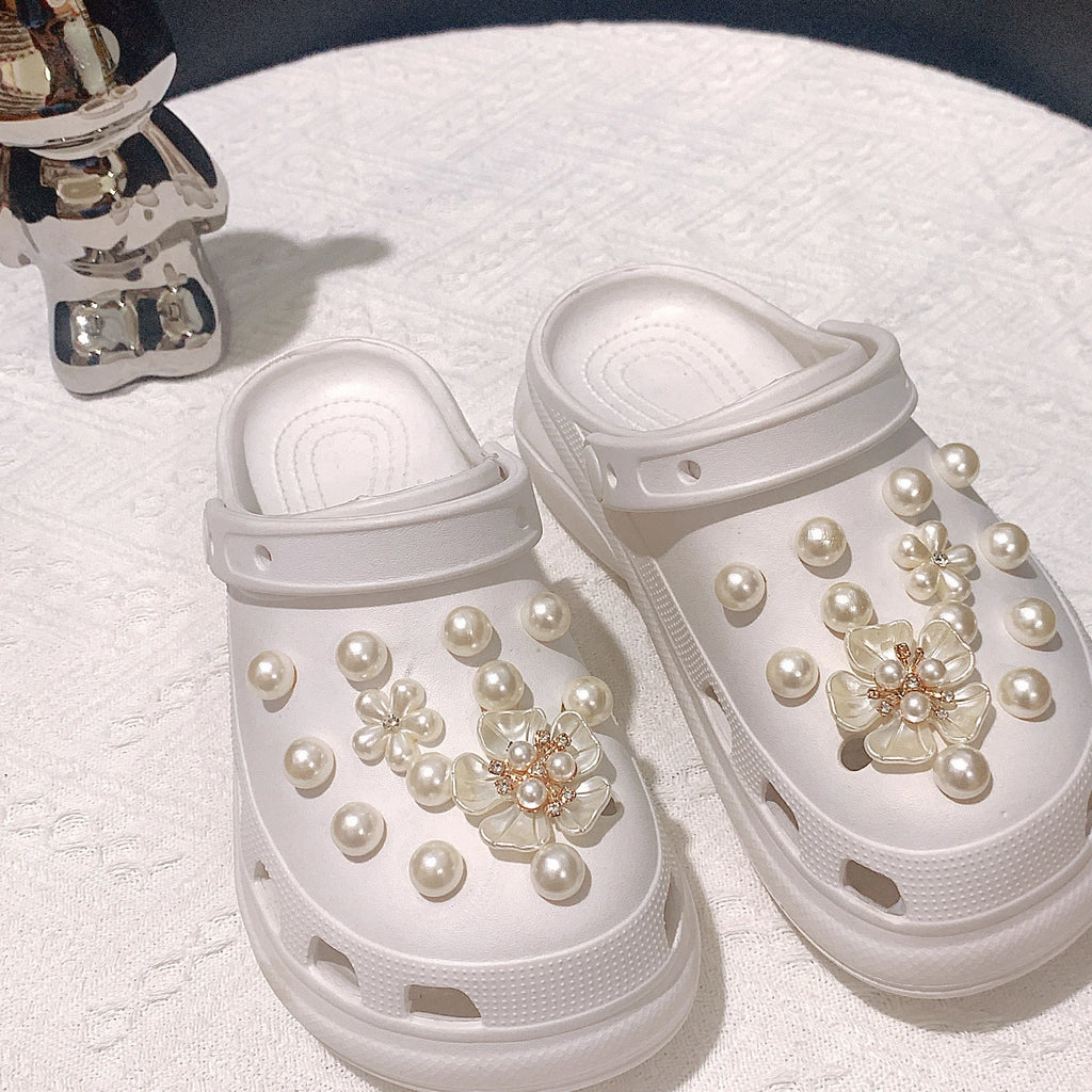 26/28Pcs Crocs Accessories White Five-Leaf Flower White Rhinestone Chain White Pearls and Other Suitable for Crocs Decorative Accessories, Ornaments Can Be Used as Gifts