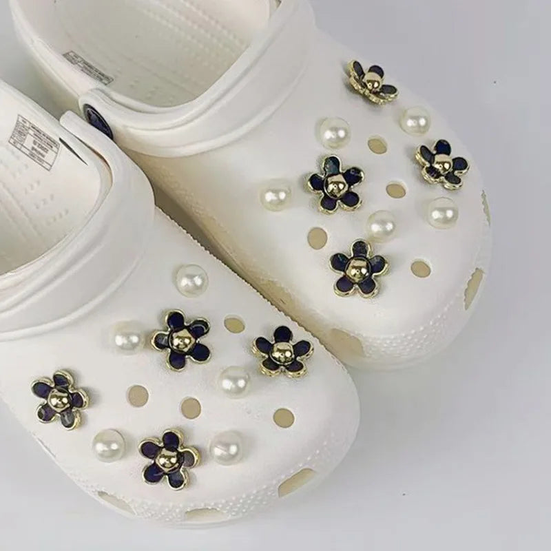 18PCS Fashion Shoe Charms Set Accessories Hole Shoe Buckle Black White Pink Flower Pearl DIY 3D Shoes Decorations for Bogg Bag