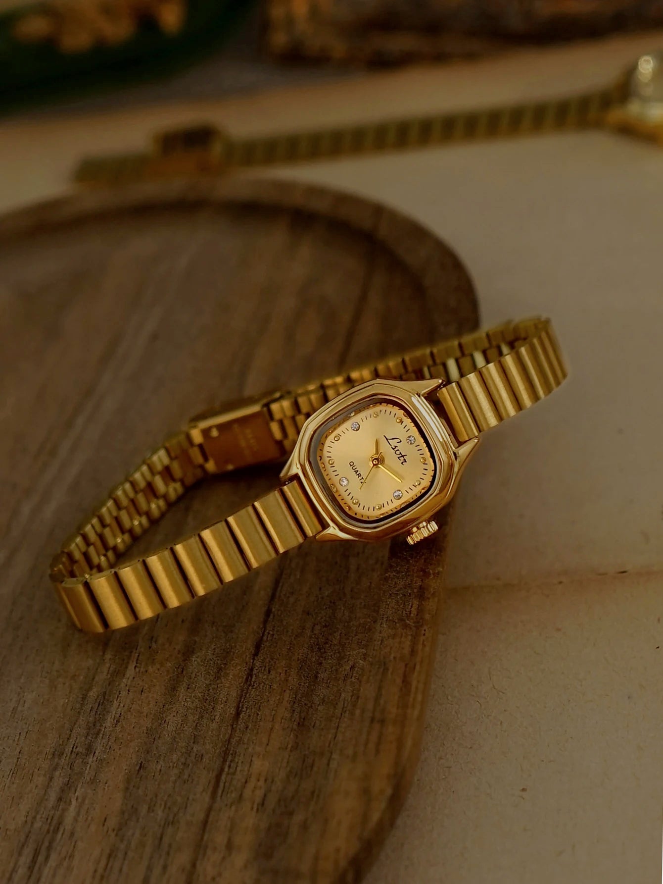 1 New French-Style Vintage Exquisite Gold Square Small Dial Women's Watch, Fashionable, Simple, Elegant, Luxurious, Compact, Waterproof, Stainless Steel Strap, Classic Women's Quartz Watch Suitable for Daily Wear, Dinner Part