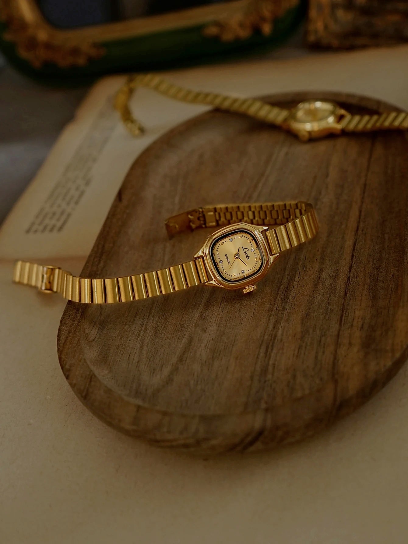 1 New French-Style Vintage Exquisite Gold Square Small Dial Women's Watch, Fashionable, Simple, Elegant, Luxurious, Compact, Waterproof, Stainless Steel Strap, Classic Women's Quartz Watch Suitable for Daily Wear, Dinner Part