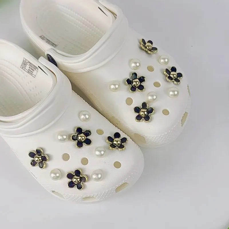 18PCS Fashion Shoe Charms Set Accessories Hole Shoe Buckle Black White Pink Flower Pearl DIY 3D Shoes Decorations for Bogg Bag