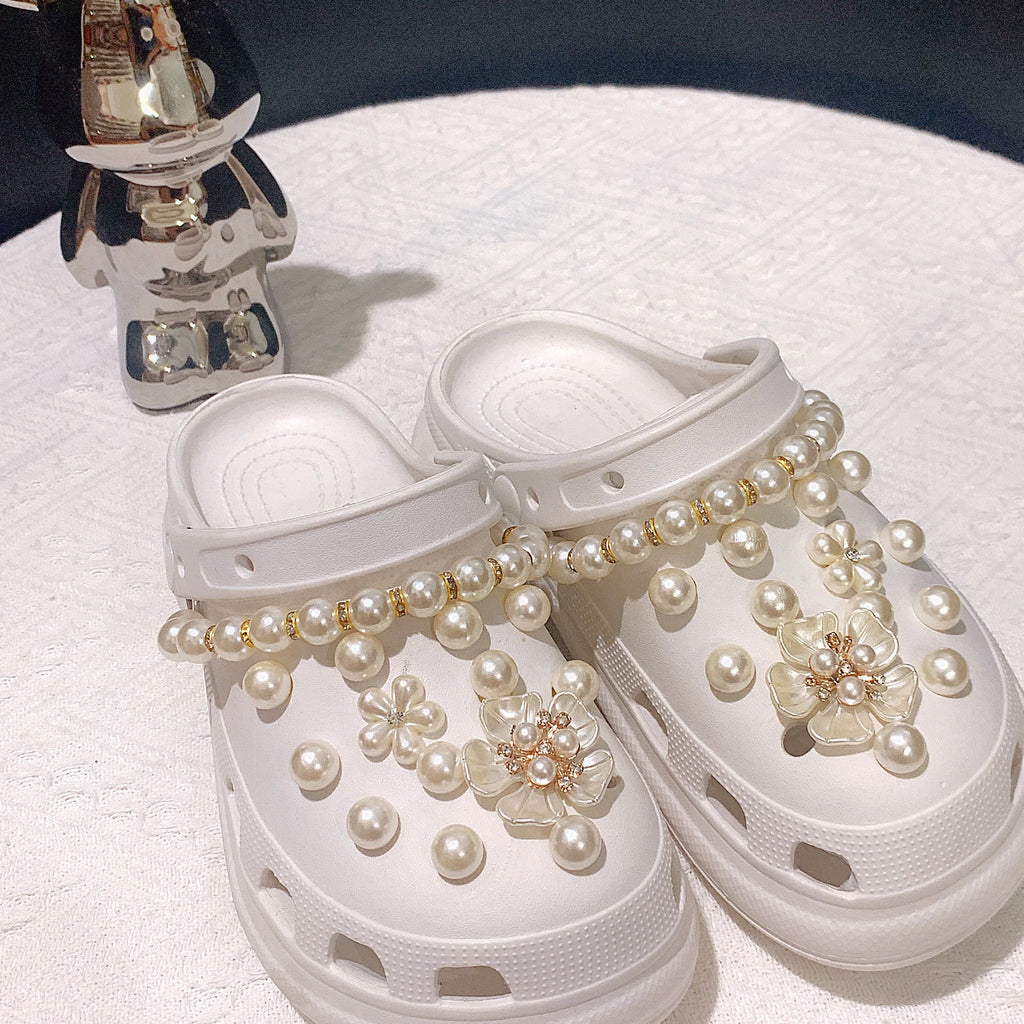 26/28Pcs Crocs Accessories White Five-Leaf Flower White Rhinestone Chain White Pearls and Other Suitable for Crocs Decorative Accessories, Ornaments Can Be Used as Gifts