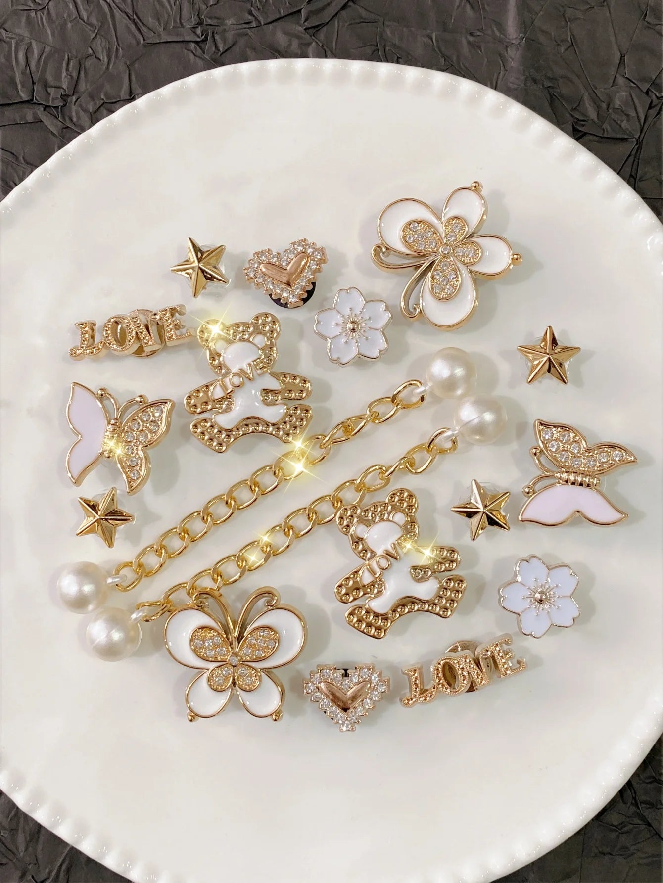 18 pcs of elegant artificial pearl bow and rhinestone bear shoe charms, ABS rhinestone white bow DIY decoration, suitable for
