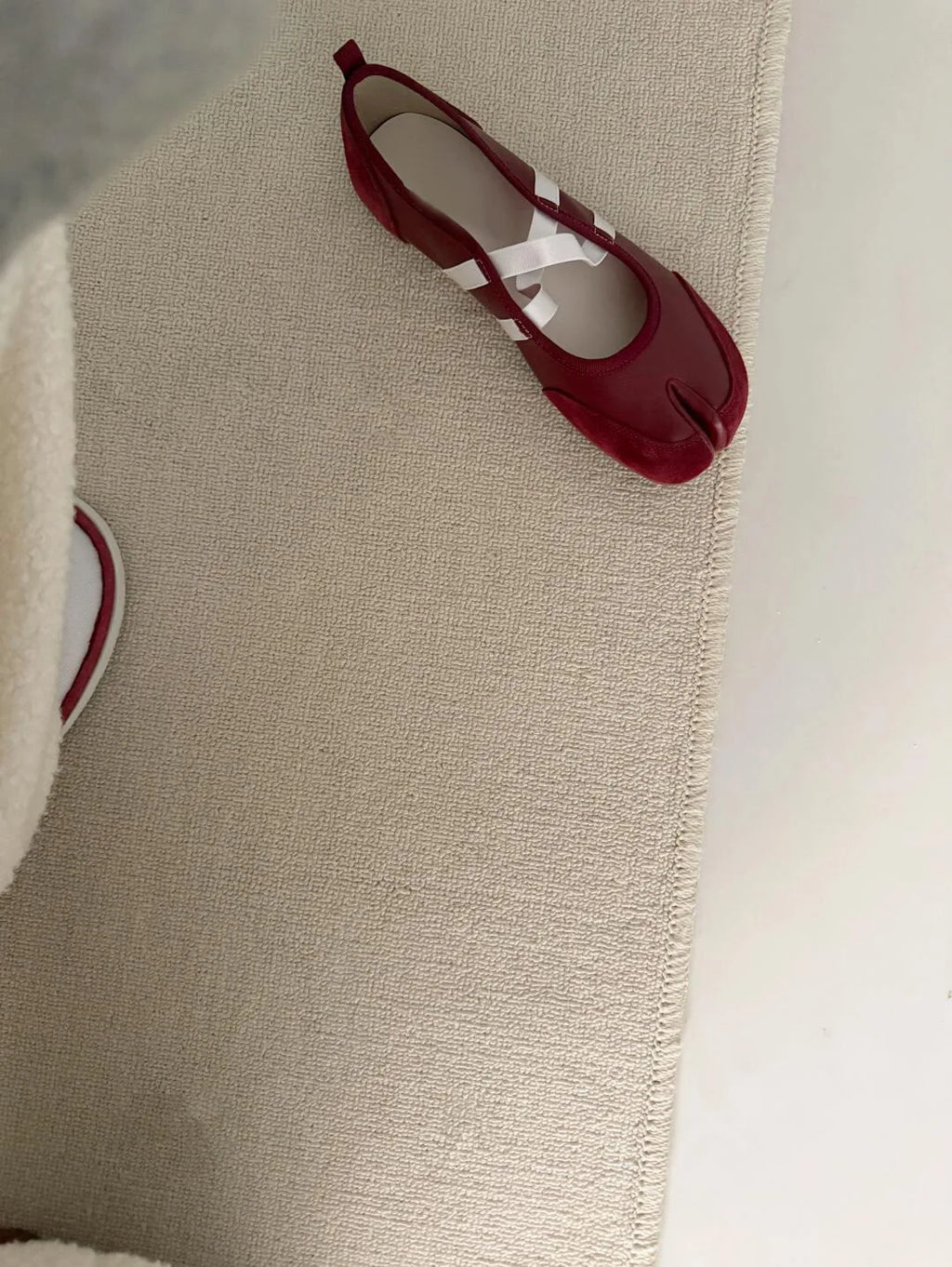 Novelty Split Toe Flat Shoes Woman Quality Leather Mary Janes Japanese Style Trotters Flats Ankle Bele Tabi Ninja Loafers Women