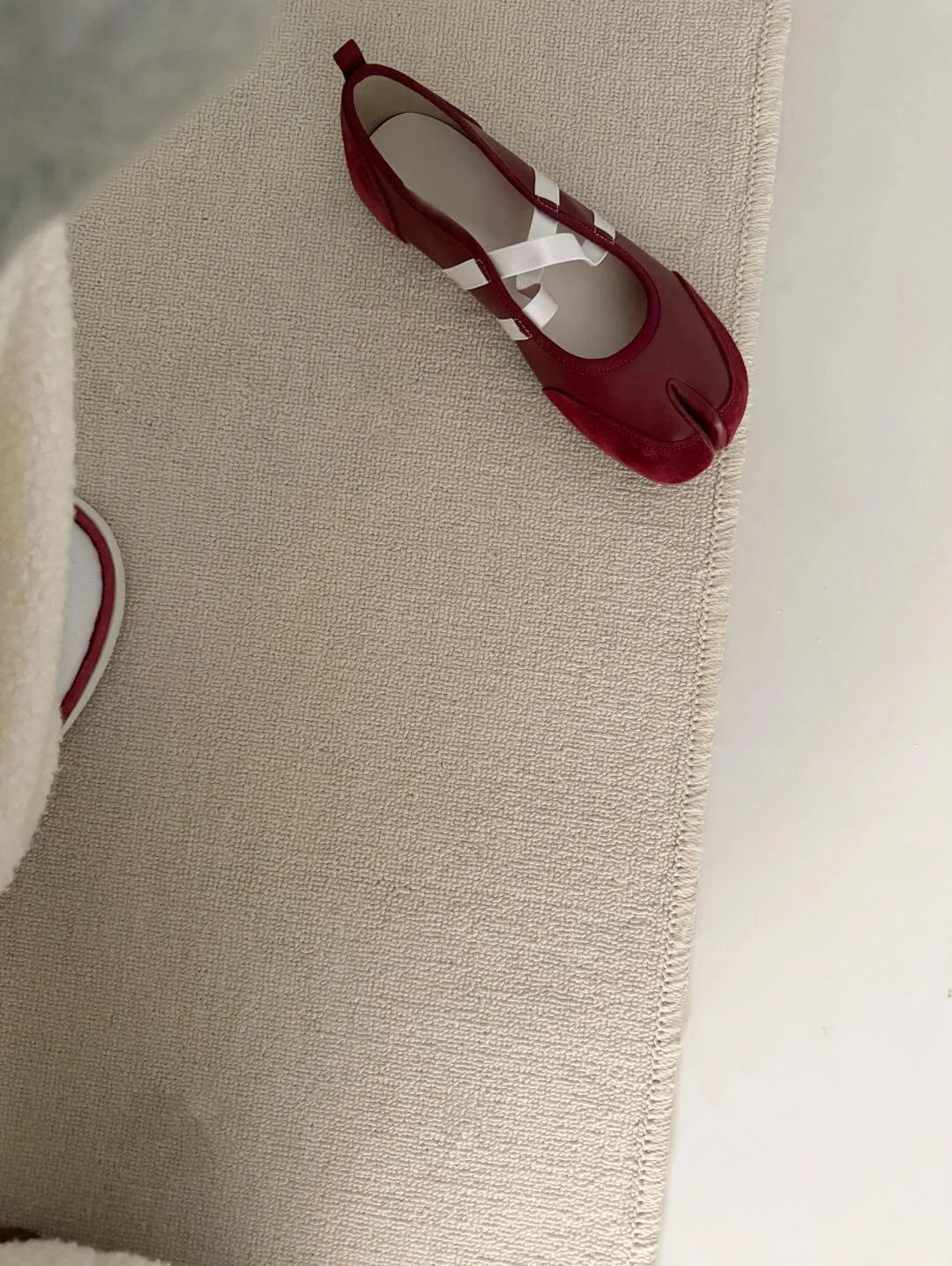 Novelty Split Toe Flat Shoes Woman Quality Leather Mary Janes Japanese Style Trotters Flats Ankle Bele Tabi Ninja Loafers Women