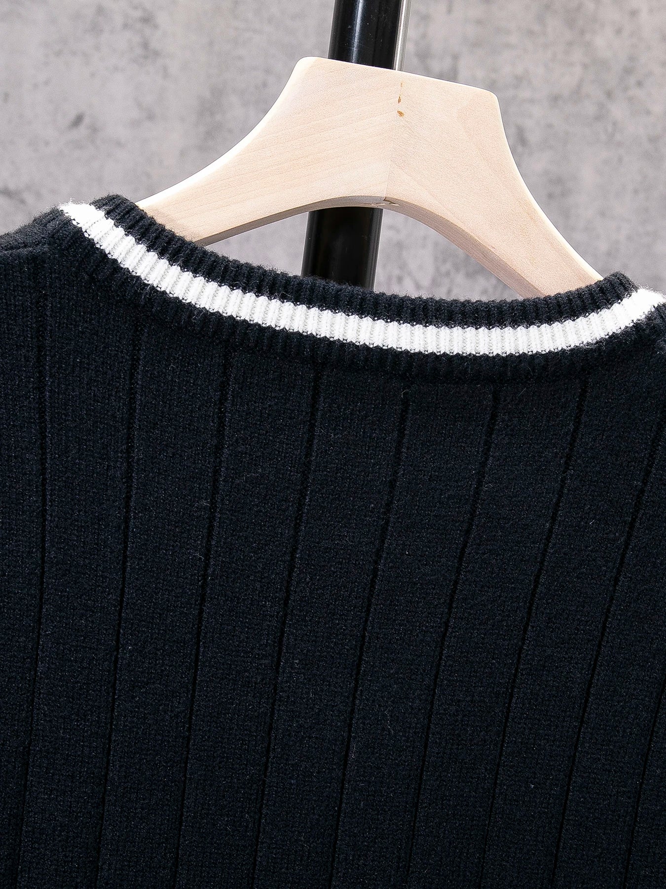 Men's Letter Patched V Neck Sweater Vest, Regular Fit Casual Striped Trim Sleeveless Knitwear, Men's Clothes for Daily Wear