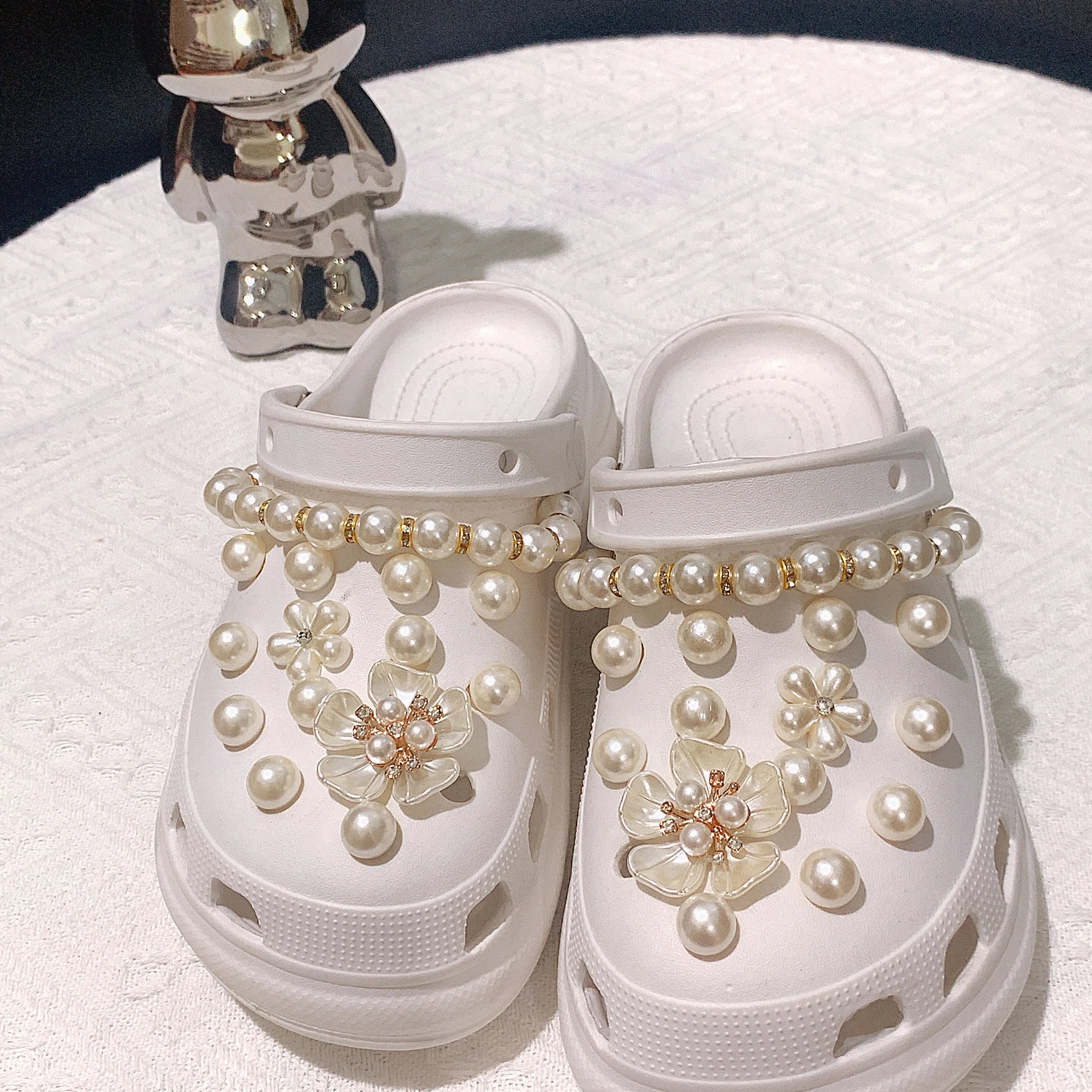26/28Pcs Crocs Accessories White Five-Leaf Flower White Rhinestone Chain White Pearls and Other Suitable for Crocs Decorative Accessories, Ornaments Can Be Used as Gifts