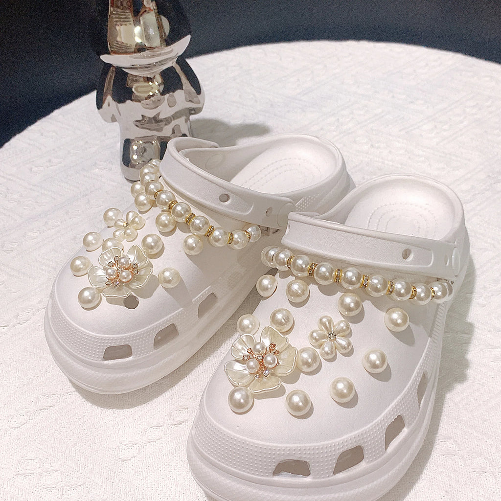 26/28Pcs Crocs Accessories White Five-Leaf Flower White Rhinestone Chain White Pearls and Other Suitable for Crocs Decorative Accessories, Ornaments Can Be Used as Gifts