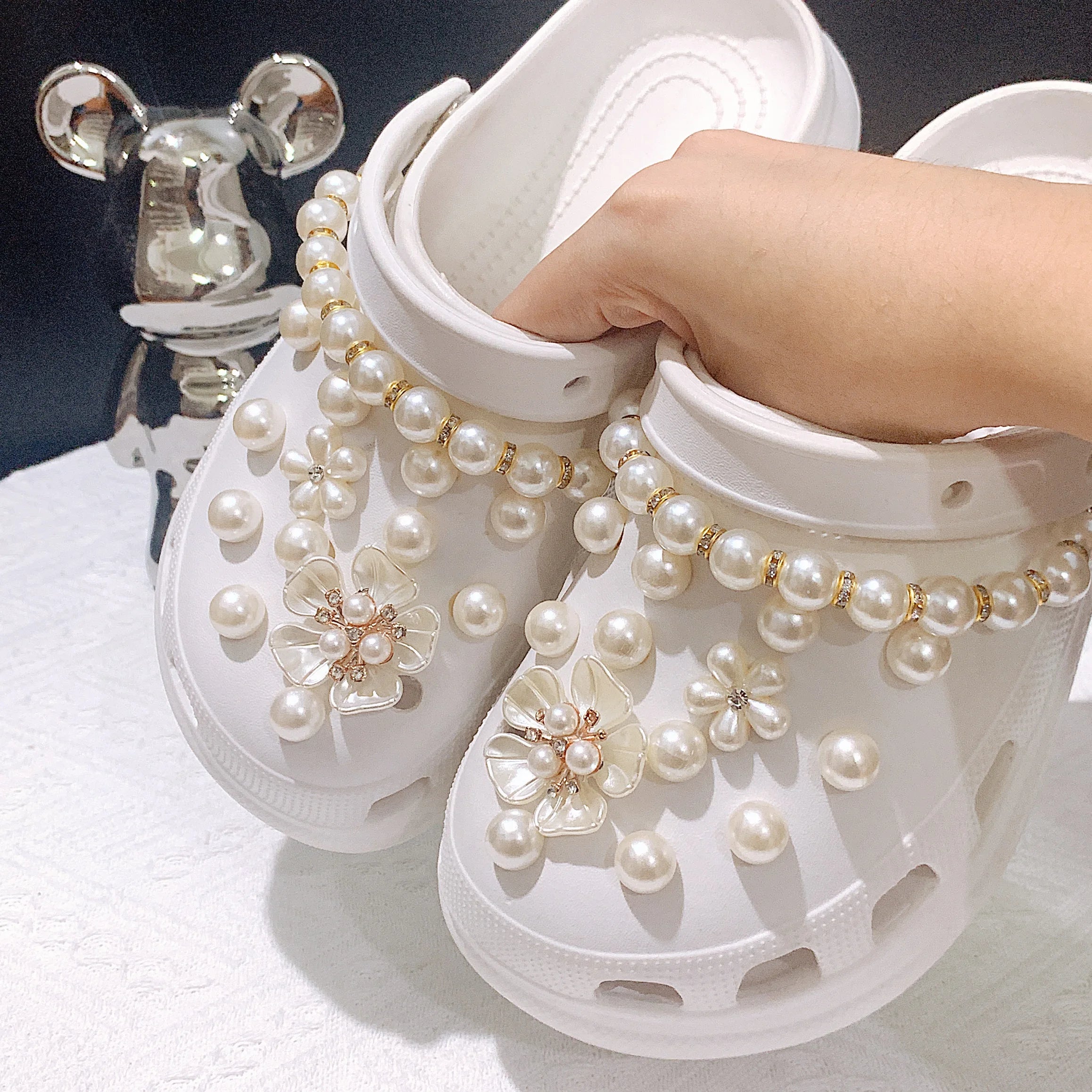 26/28Pcs Crocs Accessories White Five-Leaf Flower White Rhinestone Chain White Pearls and Other Suitable for Crocs Decorative Accessories, Ornaments Can Be Used as Gifts