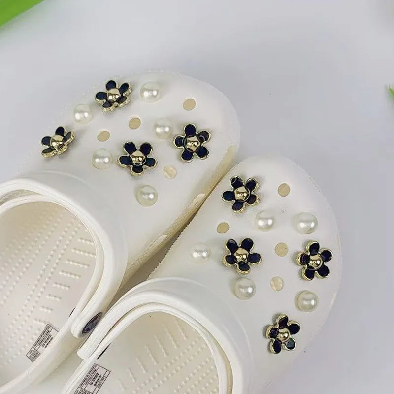 18PCS Fashion Shoe Charms Set Accessories Hole Shoe Buckle Black White Pink Flower Pearl DIY 3D Shoes Decorations for Bogg Bag
