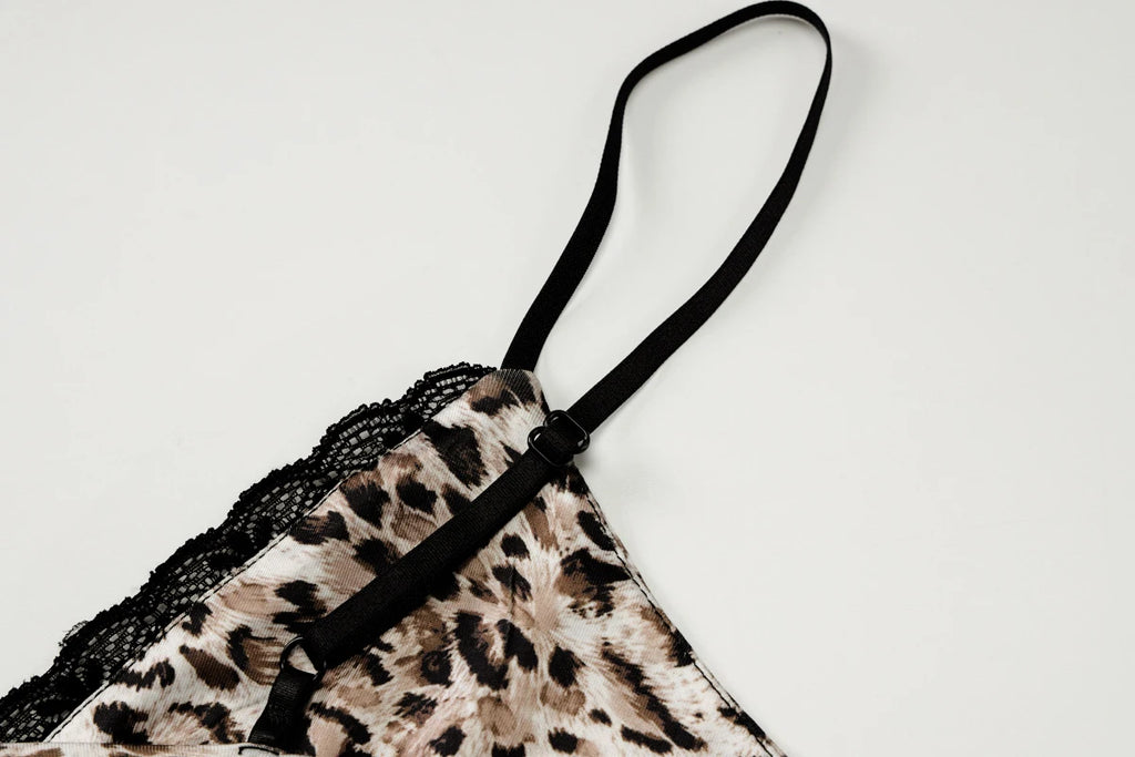 Hugcitar Leopard Print V Neck Sexy Slips Tie Bow Backless Crop Camis Top Summer Women Fashion Y2K Outfits Beach Vacation Club