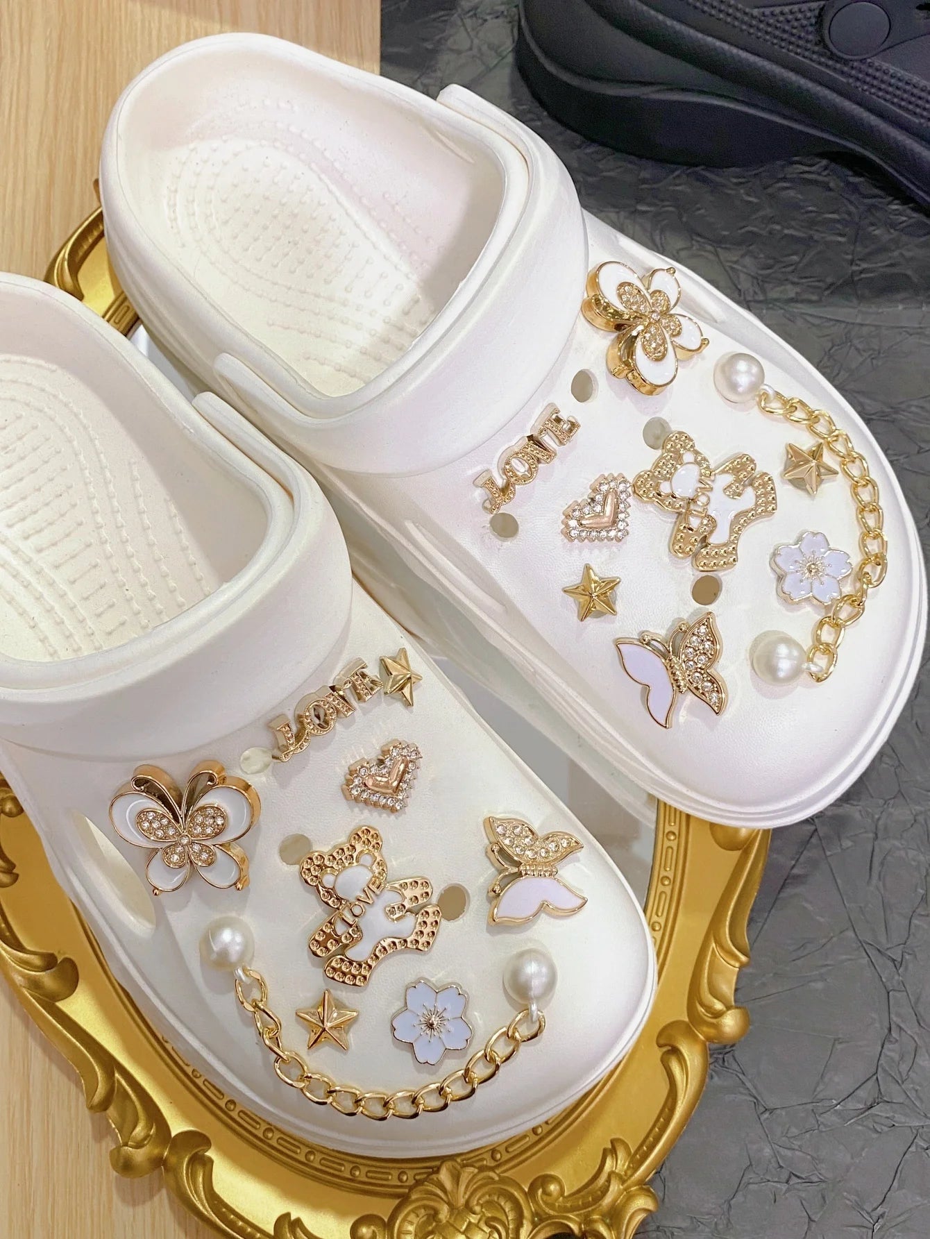 18 pcs of elegant artificial pearl bow and rhinestone bear shoe charms, ABS rhinestone white bow DIY decoration, suitable for