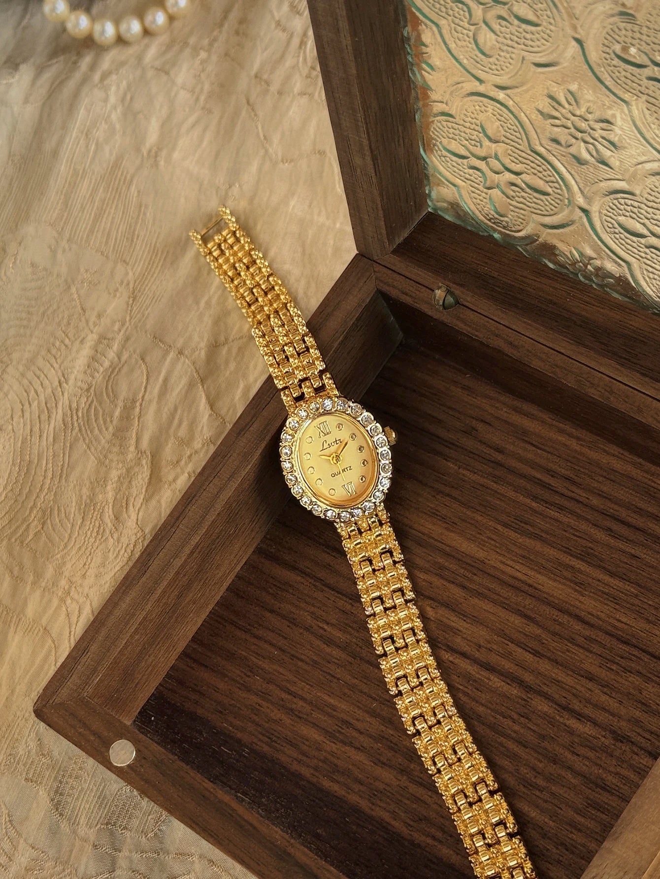 1 Piece of New Gold-Colored French Vintage-Style Women's Watch with Rhinestone-Encrusted Oval Dial, Fashionable, Elegant, Unique and Stylish, Simple Casual Style with Roman Numeral Dial, Zirconia Decoration, Suitable for Dail