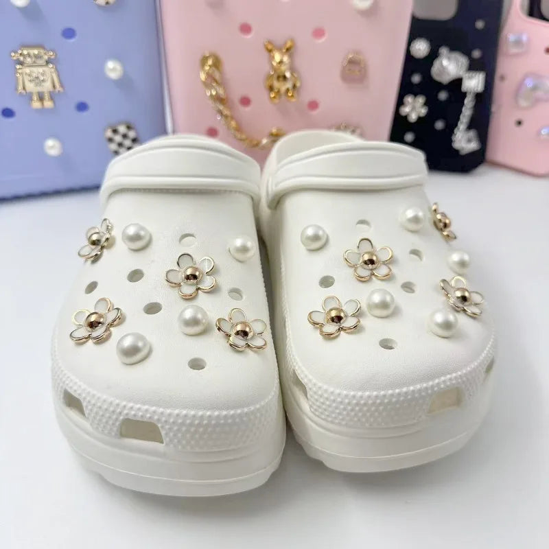 18PCS Fashion Shoe Charms Set Accessories Hole Shoe Buckle Black White Pink Flower Pearl DIY 3D Shoes Decorations for Bogg Bag