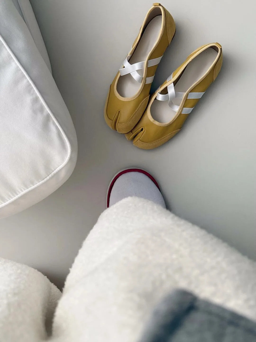 Novelty Split Toe Flat Shoes Woman Quality Leather Mary Janes Japanese Style Trotters Flats Ankle Bele Tabi Ninja Loafers Women