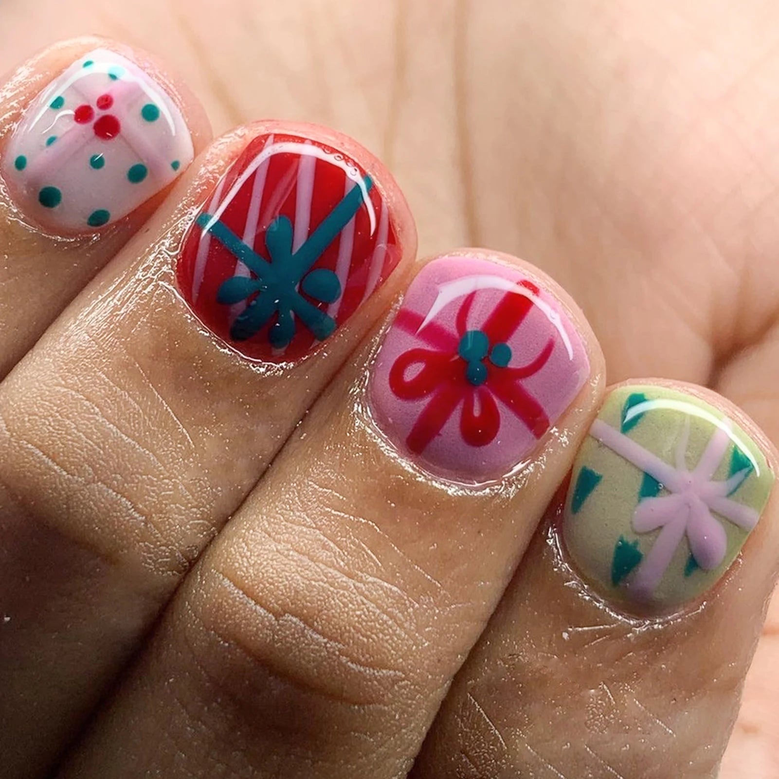 24pcs New Christmas False Nails Christmas Red Gift Box Pattern Design Fake Nail Tips for Girl Cute Short Coffin Press on Nails