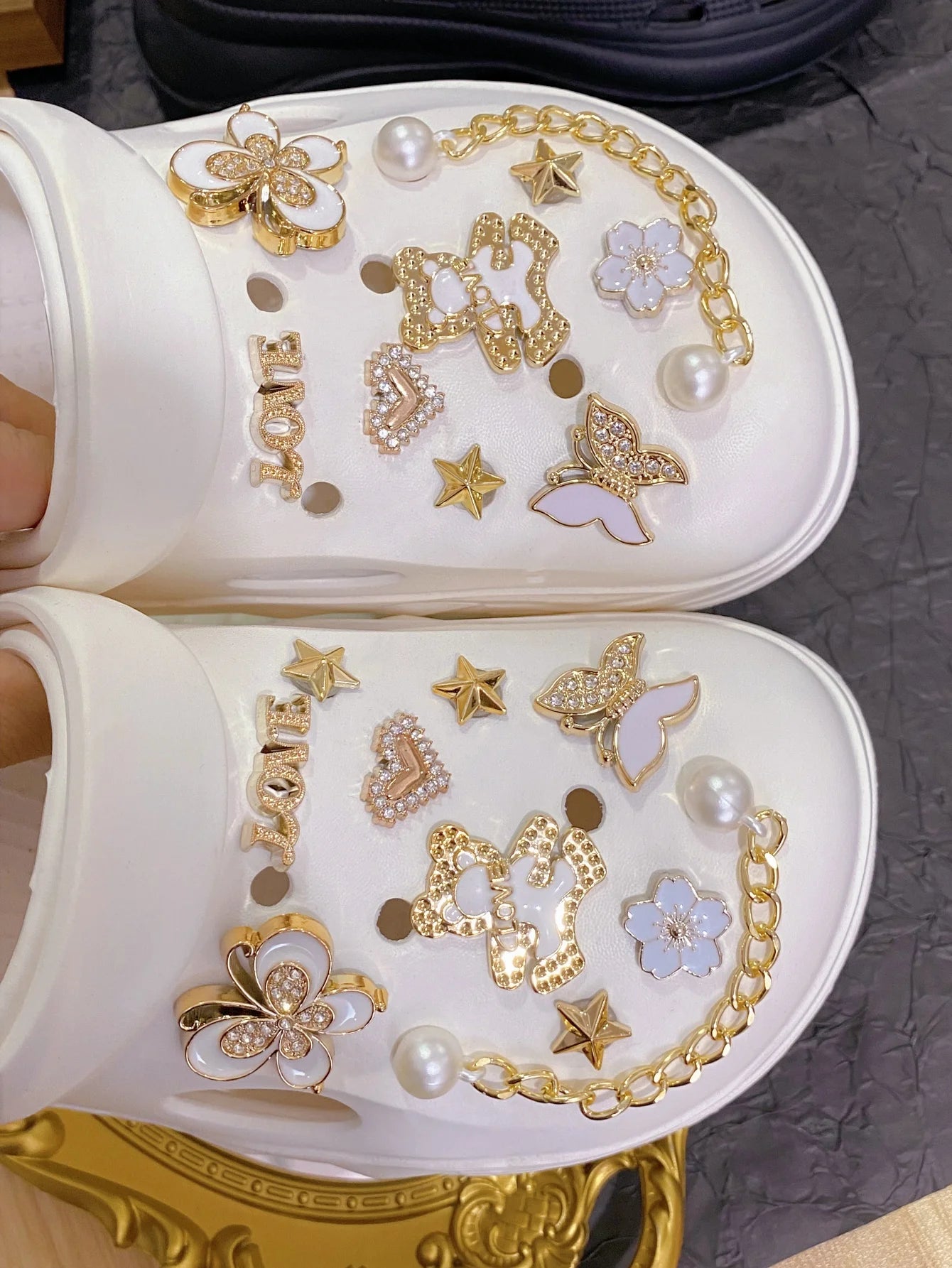 18 pcs of elegant artificial pearl bow and rhinestone bear shoe charms, ABS rhinestone white bow DIY decoration, suitable for