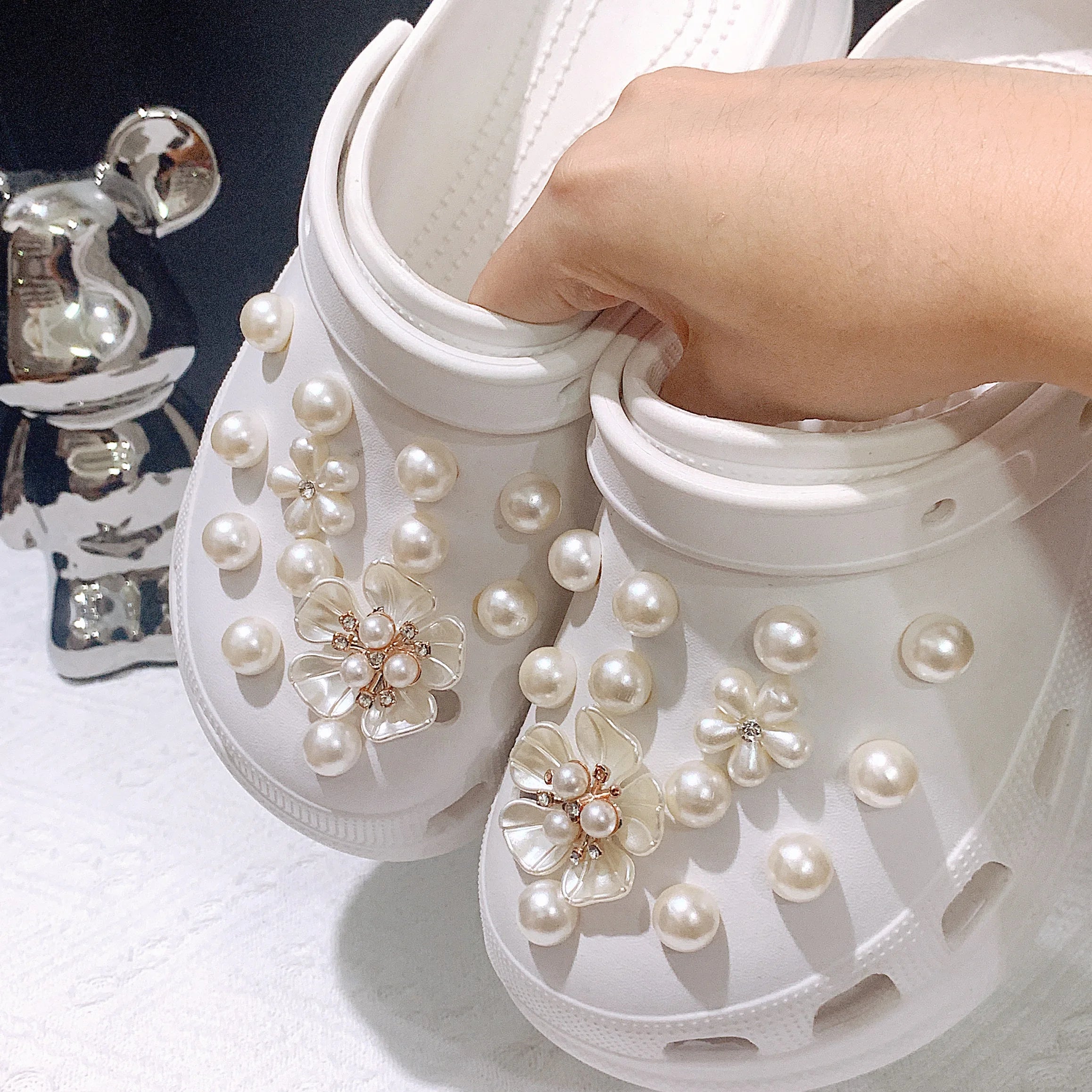 26/28Pcs Crocs Accessories White Five-Leaf Flower White Rhinestone Chain White Pearls and Other Suitable for Crocs Decorative Accessories, Ornaments Can Be Used as Gifts